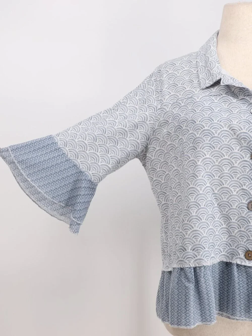 MULTIPLES Linen Blend Bell Sleeve Ruffled Hem Top in Blue Pattern Size XLp - Picture 5 of 6
